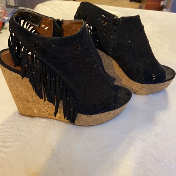 Black, peep toe, fringe wedges…. SPOT ON! - Picture 2 of 6